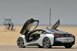 Der BMW i8 zeigt futuristisches Design, während unter der Motorhaube modernste Hybridtechnologie arbeitet.
