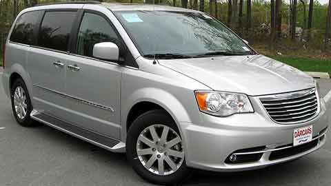 Чем отличается chrysler town country от dodge caravan