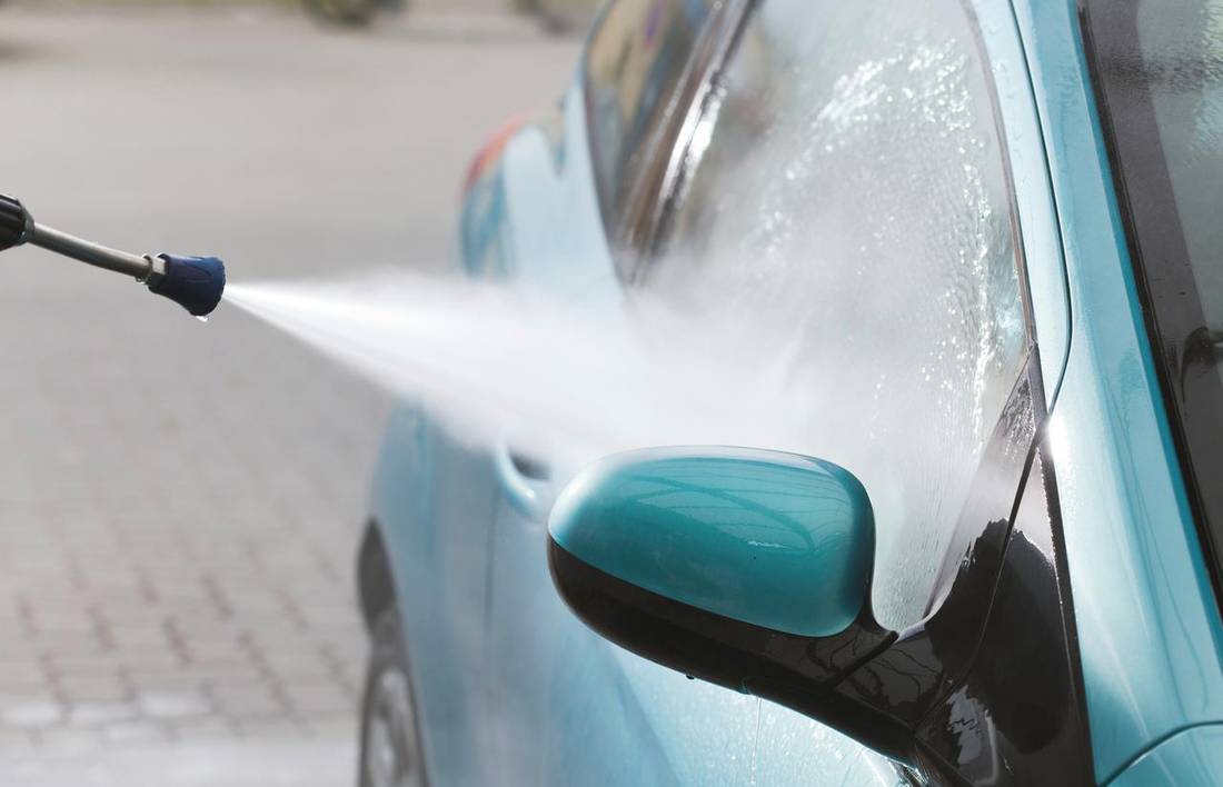 Insekten vom Auto entfernen: Tipps und Tricks für Lack und Glas -  AutoScout24