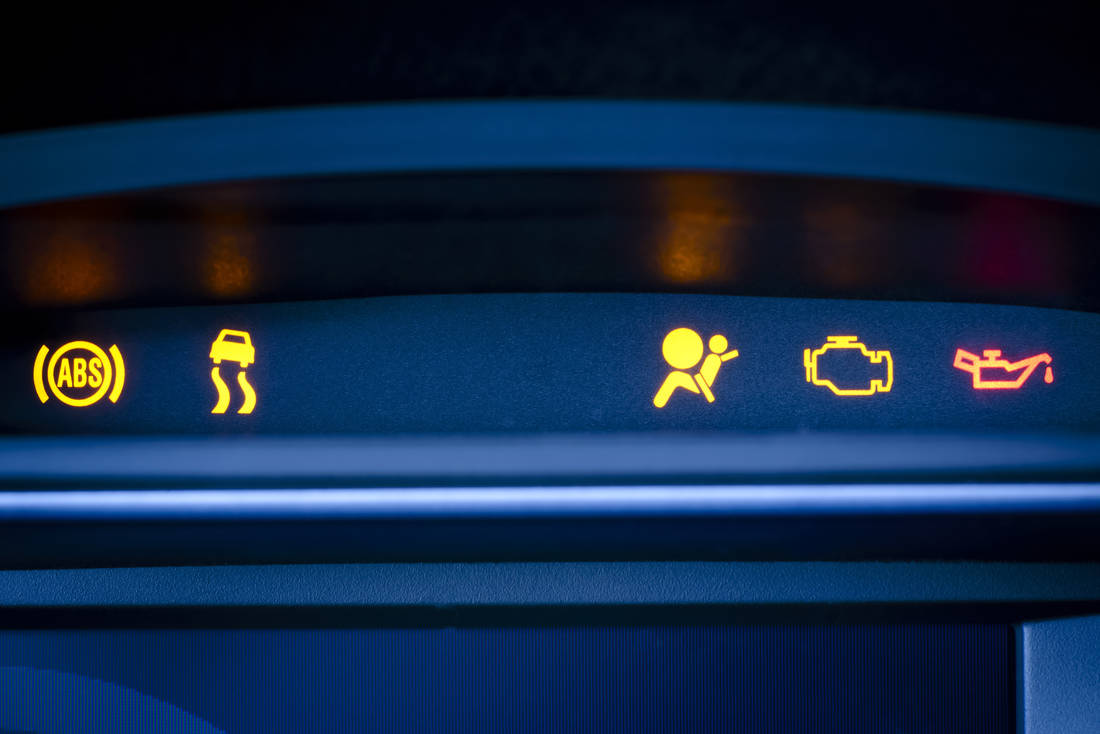 Rote Kontrollleuchte im Auto: Beim Aufleuchten dieser Symbole kann es  gefährlich werden