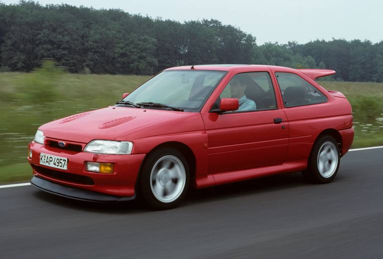  Ein besonderer Oldtimer in der Klasse der starken Kompakten ist der Ford Escort RS Cosworth. Ein mit 227 PS und 2,0-Liter-Vierzylinder-Turbomotor reinrassiges Rallye-Auto für die Straße.