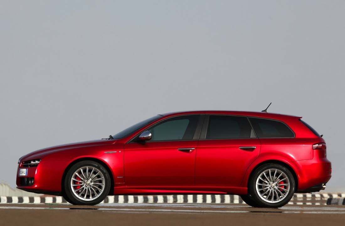 alfa-romeo-159-side