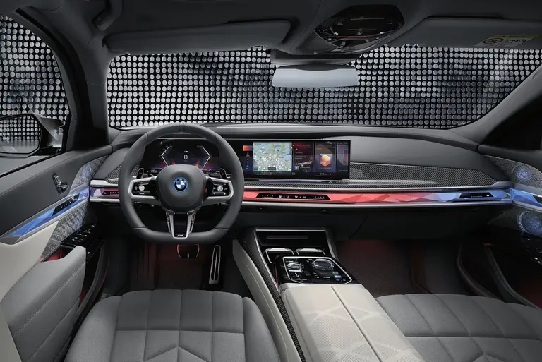 Foto: Der neue BMW i7 xDrive60, Cockpit, neues Lenkrad mit
