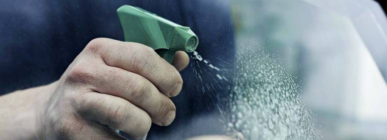 Autoscheiben putzen: So gelingt es ohne Schlieren - AutoScout24