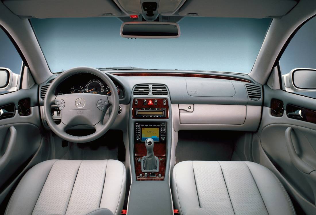 mercedes-benz-clk-208-interior