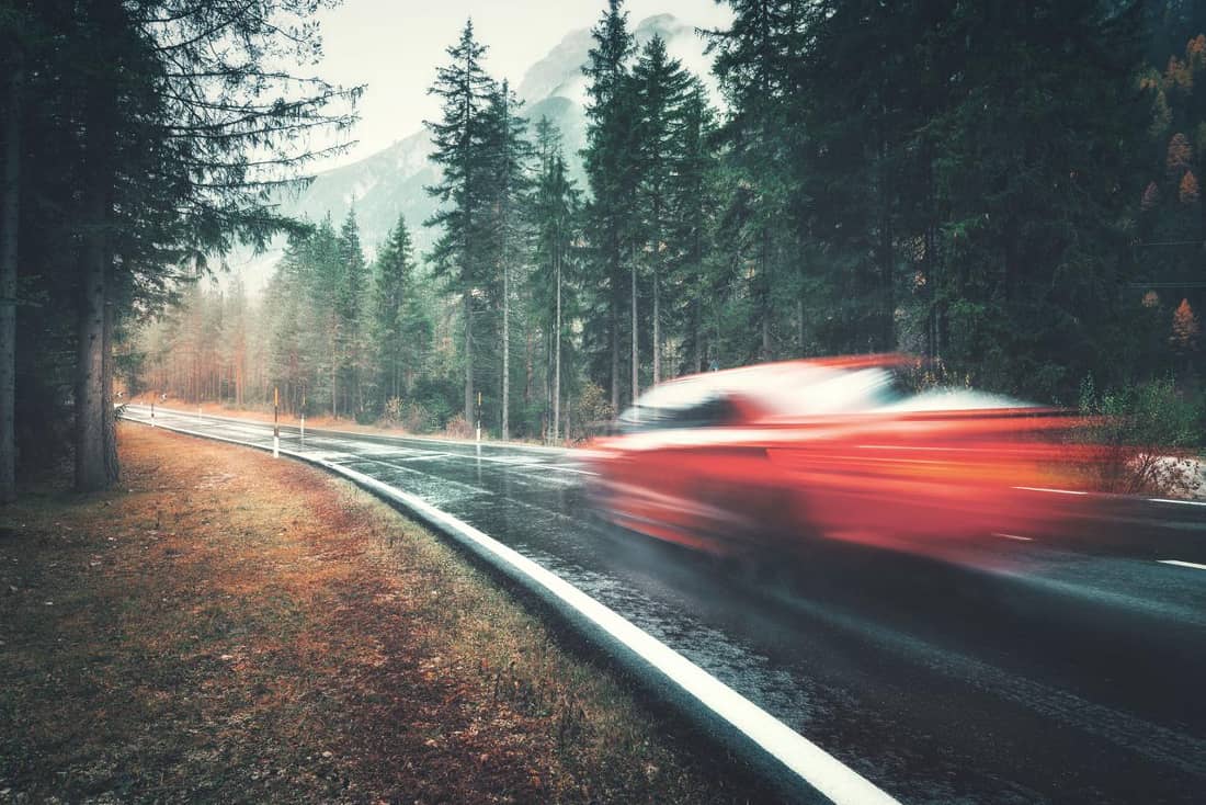 Deutsches Verkehrszeichen: Überholverbot, Kraftfahrzeuge und Züge bis 25  km/h dürfen überholt werden Stock Photo