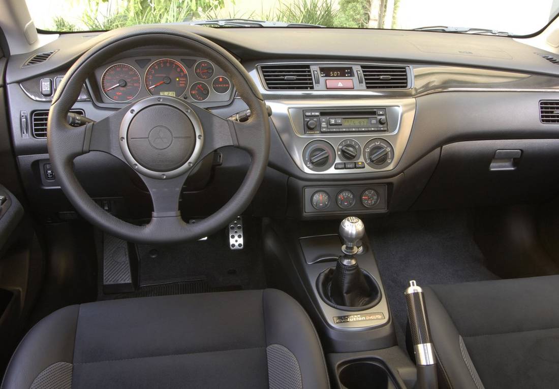 Mitsubishi-Lancer Evolution interior