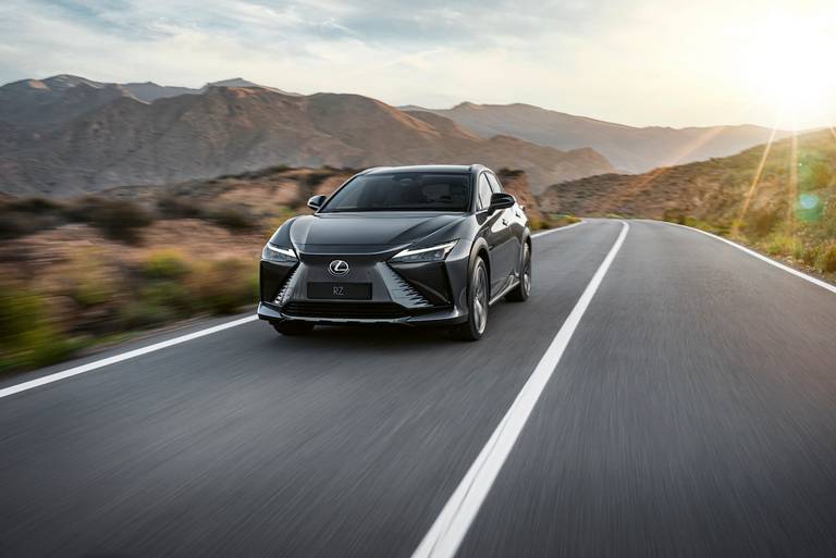 Lexus RZ 450e (2022) rijdend, vooraanzicht