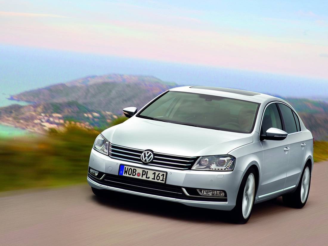 Volkswagen-Passat-2011-fronz