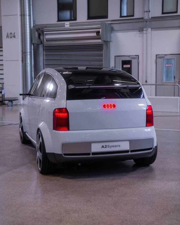 audi-a2-e-tron-heck