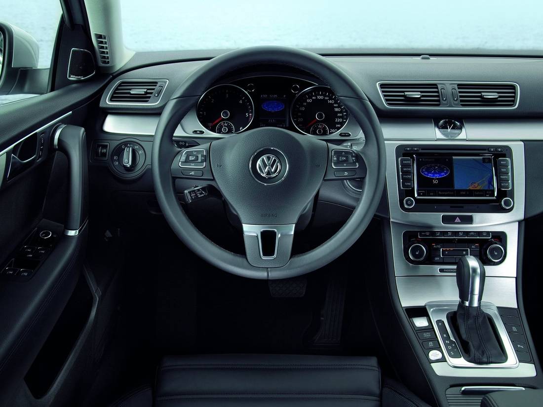 Volkswagen-Passat_Estate-2011-interieur