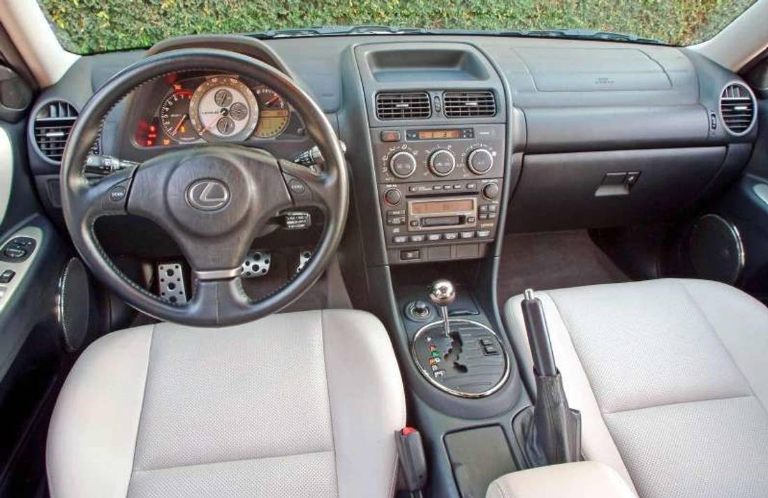 lexus-is-300-interior