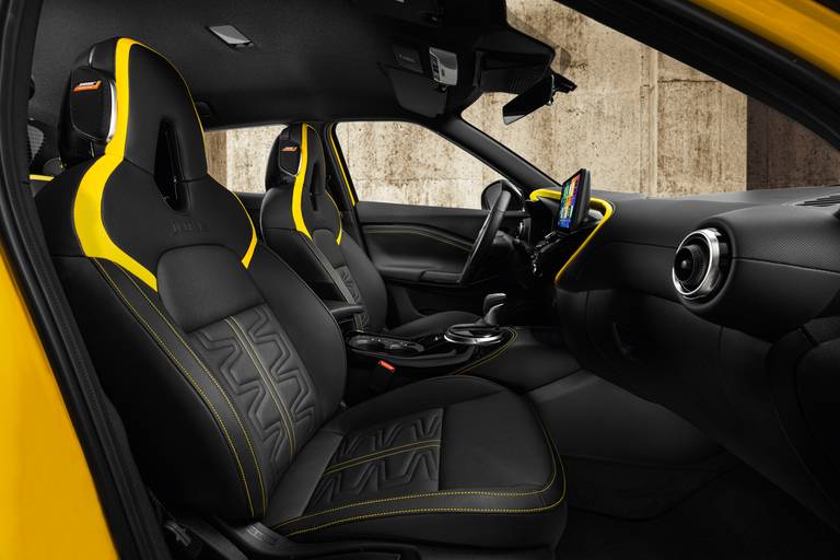 JUKE MC 2024 - Interior seats cockpit yellow