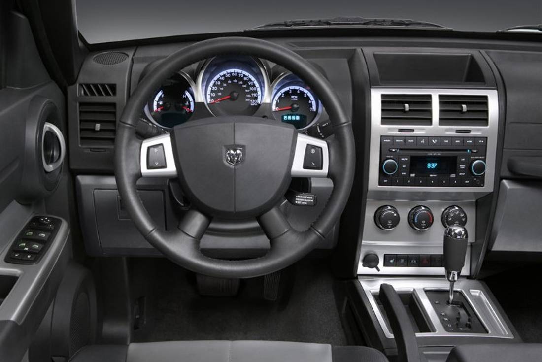 dodge-nitro-interior