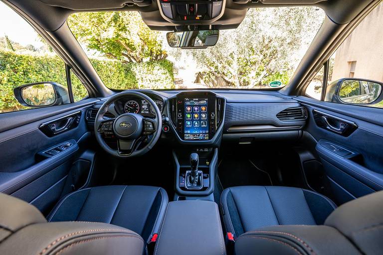 subaru-forester-2025-cockpit