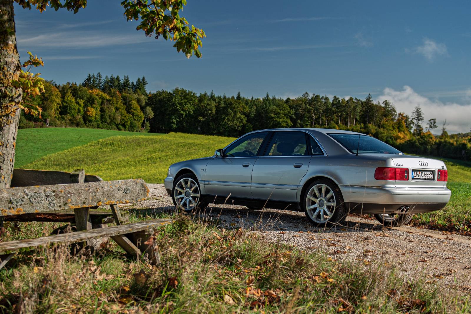 Audi A8 D2 W12 - Seiten-Heckansicht